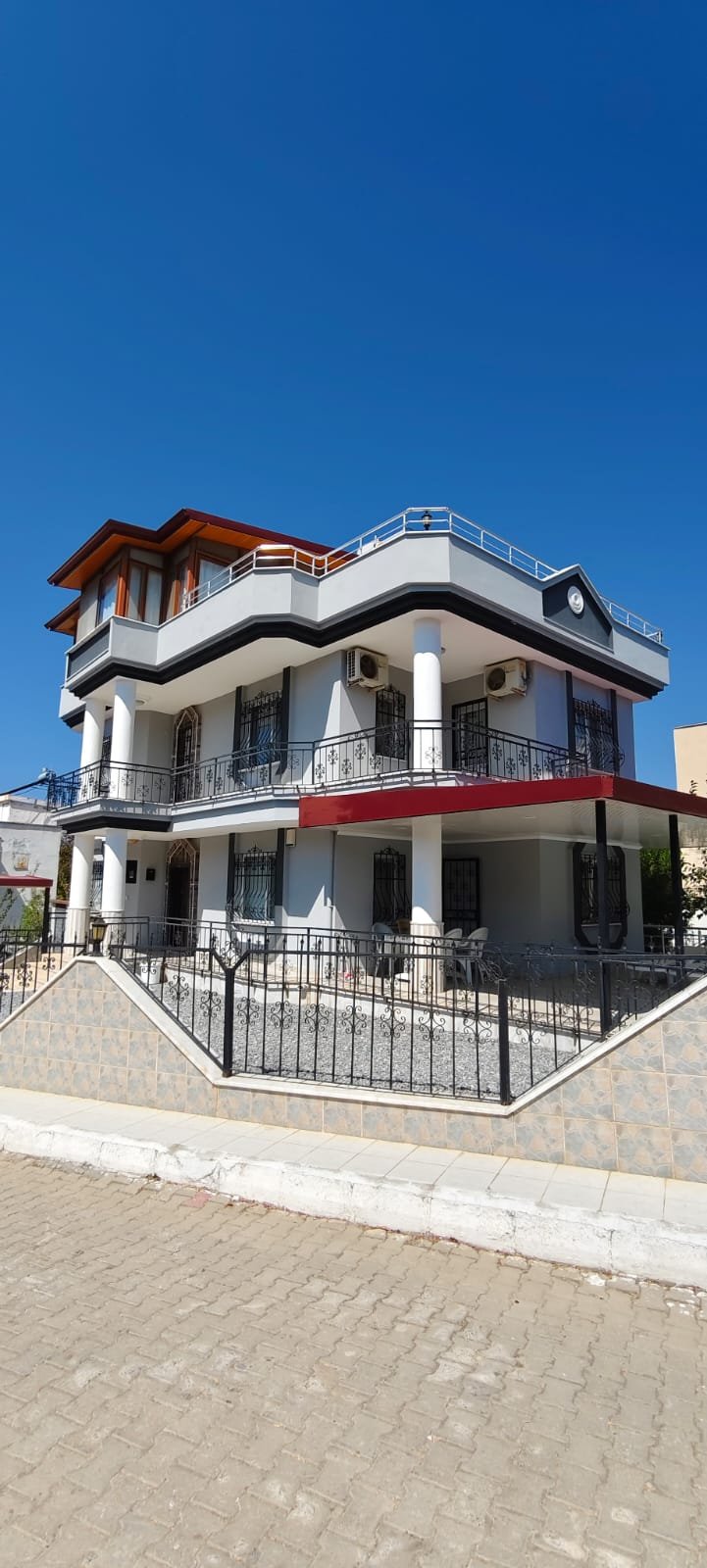Exterior view of renovated luxury 5+2 villa for sale in Kuşadası, Turkey, featuring a private pool and modern architecture.